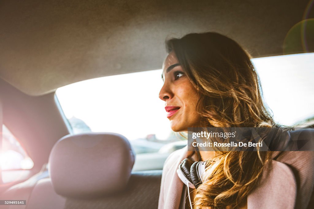 Donna d'affari In un Taxi