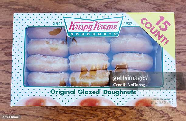 kartonverpackung von krispy kreme doughnuts - krispy kreme stock-fotos und bilder