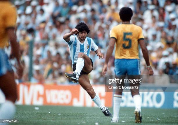 In Spanien , Barcelona , 02.07.82 Brasilien 1 Diego MARADONA / ARG Foto:BONGARTS