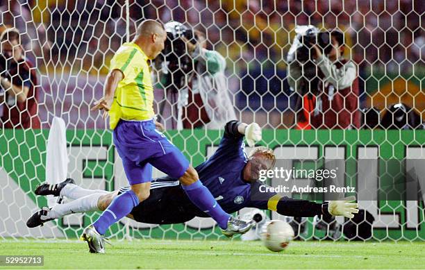 In JAPAN und KOREA , Yokohama , 30.06.02 Match 64 / FINALE / DEUTSCHLAND 2 BRASILIEN WELTMEISTER 2002 TOR zum 0:1 durch RONALDO / BRA , TORWART...