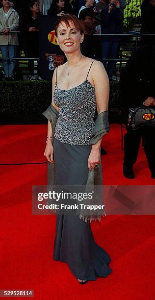 Laura Innes arrives.