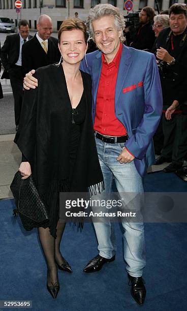 Bestseller Autor Frank Schaetzing and his wife Sabine Schaetzing attend the Goldene Feder Awards at the Handelskammer on May 19, 2005 in Hamburg,...