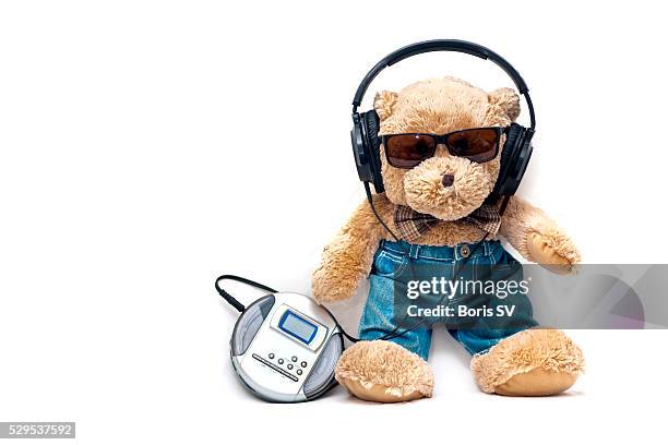 teddy bear listening to disco music on cd player - personal compact disc player 個照片及圖片檔