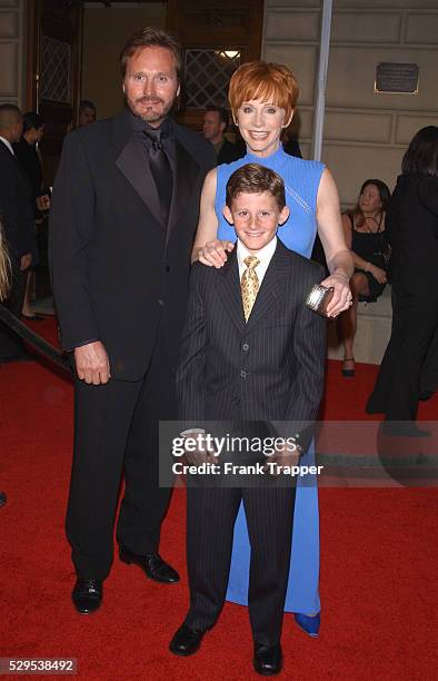 Reba McEntire with husband Narville Blackstock and son Shelby at the 28th annual People's Choice Awards.