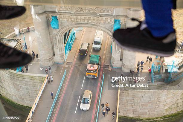 view from the glass floor in the london bridge - tower bridge glass walkway - fotografias e filmes do acervo