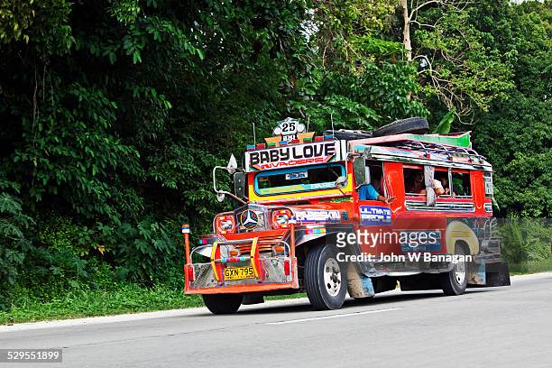 colorfl bus at bohol - bohol stockfoto's en -beelden