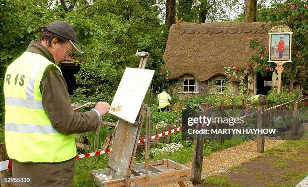 Local Chelsea artist Julian Barrow starts a painting of the Ecover Chelsea Pensioners' garden display at RHS Chelsea Flower Show , 20 May 2005. The...