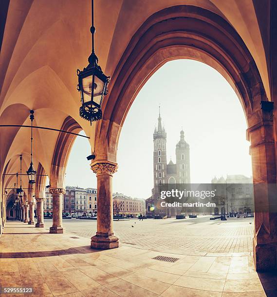 la plaza del mercado de cracovia principal - cracovia fotografías e imágenes de stock