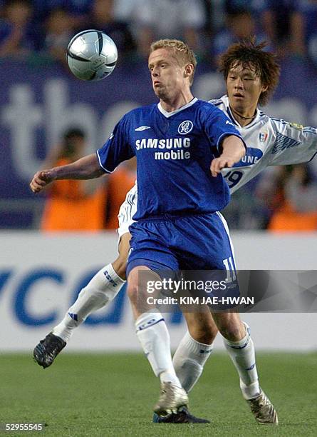 Damien Duff of Chelsea FC fights for the ball with Kwak Hee-Joo of Suwon Bluewings during a friendly match in Suwon, south of Seoul, 20 May 2005....