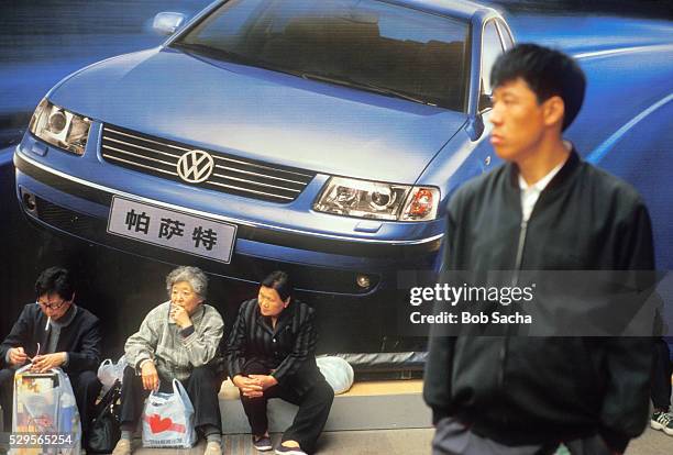 volkswagen billboard in beijing - marque de voitures photos et images de collection