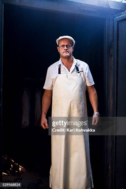 portrait of butcher wearing white apron - boucher photos et images de collection