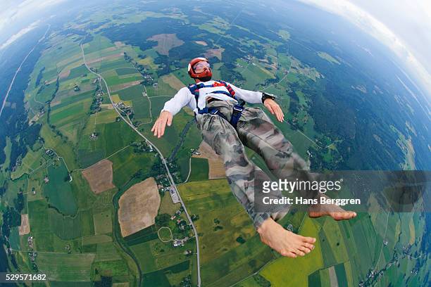 skydiver in freefall - gravitational field stock pictures, royalty-free photos & images