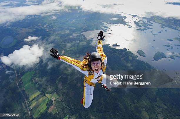 a female parachute jumper, sweden - fallschirmspringer stock-fotos und bilder