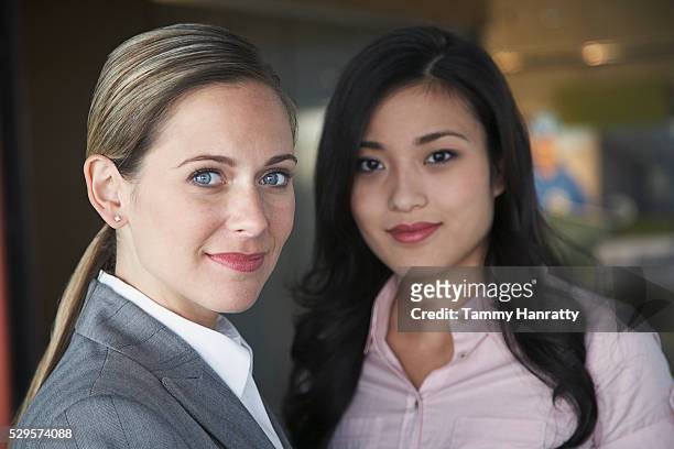 businesswomen - female 18 21 blonde blue eyes stock-fotos und bilder