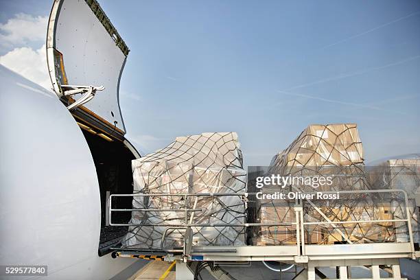loading cargo into a jet airpane - cargo airplane stock pictures, royalty-free photos & images