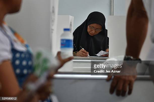 Filipinos cast their votes inside a polling precinct on May 9, 2016 in Davao city, Philippines. Voters in the Philippines are set to elect Rodrigo...