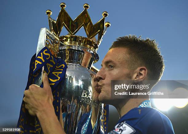 Jamie Vardy of Leicester City kisses the Premier League Trophy after the Barclays Premier League match between Leicester City and Everton at The King...