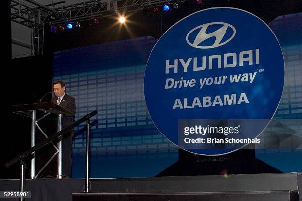 South Korean Commerce, Industry and Energy Minister Lee Hee-Beom speaks to an audience at the grand opening ceremony May 20, 2005 in Montgomery,...