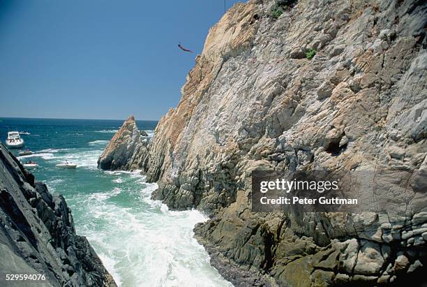 boaters watch cliff diving in mexico - acapulco stock-fotos und bilder