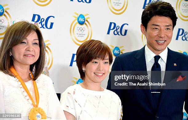 Table tennis player Kasumi Ishikawa poses for photographs with her mother Kumi and former tennis player Shuzo Matsuoka during the Mother's Day event...