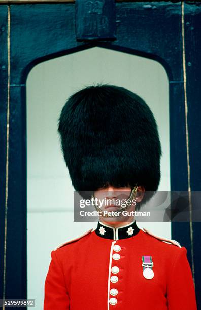 guard at tower of london - chapéu da guarda real britânica imagens e fotografias de stock