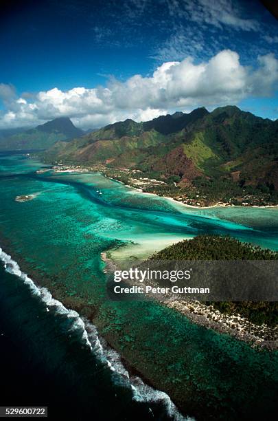 reef and lagoon of moorea - モーレア ストックフォトと画像