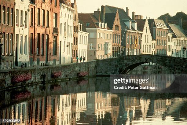 townhouses and arched bridge - belgium canal stockfoto's en -beelden