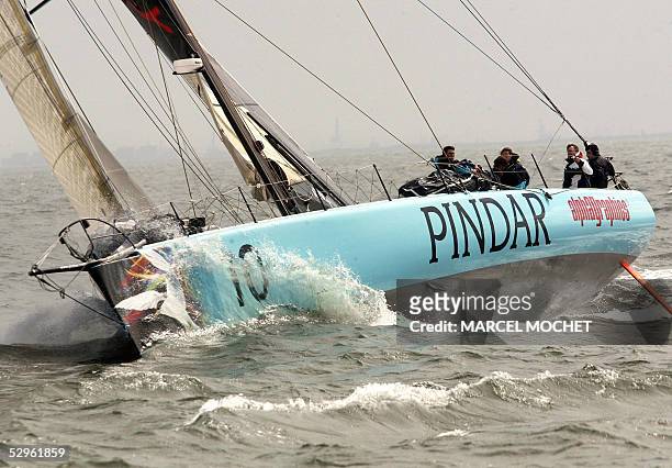 Le monocoque "Pindar" skippe par la britannique Emma Richards, enfourne la vague le 21 mai 2005 au large de Calais durant une regate d'exhibition et...