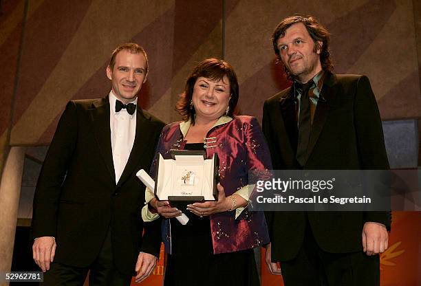 Israeli actress Hanna Laslo poses with actor Ralph Fiennes and Sarajevo-born director and President of the Jury Emir Kusturica after winning the Best...