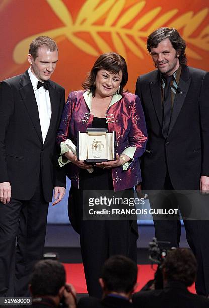 Israeli actress Hanna Laslo poses with her Best Actress Award surrounded by British actor Ralph Finnes and the President of the Jury Sarajevo-born...