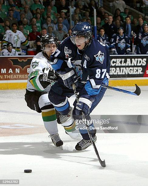 Sidney Crosby of the Rimouski Oceanic moves the puck against Rob Schremp of the London Knights during the Memorial Cup Tournament at the John Labatt...