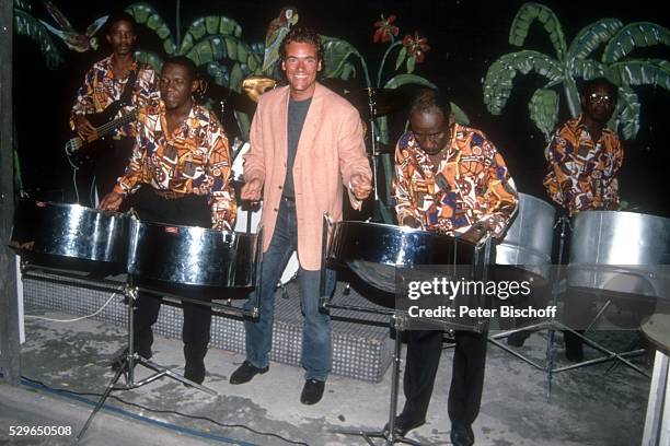 Thomas Ohrner mit "Steel-Band", Urlaub am beim Besuch der Limbo-Show im "Plantation-Restaurant" auf Barbados.