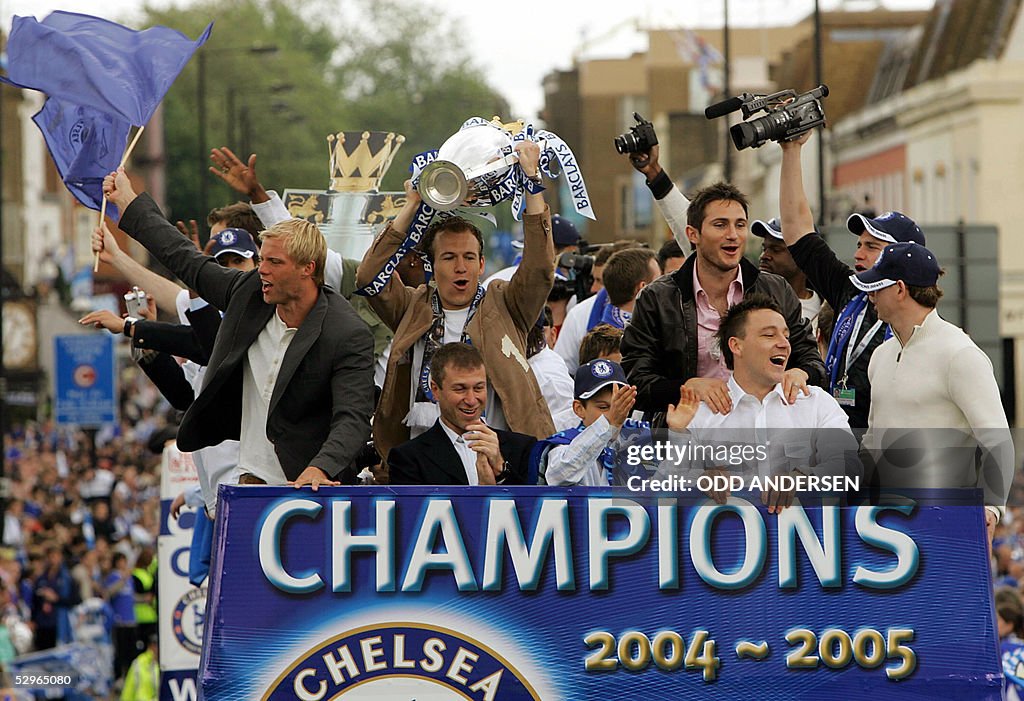 Chelsea striker Arjen Robben (C) holds t