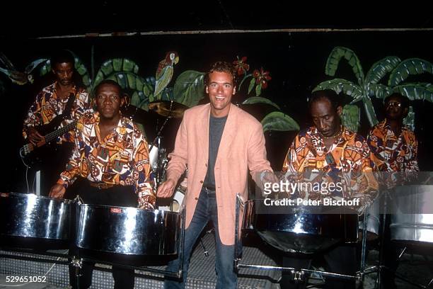 Thomas Ohrner mit "Steel-Band", Urlaub am beim Besuch der Limbo-Show im "Plantation-Restaurant" auf Barbados.