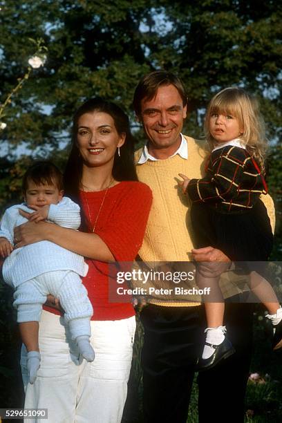 Maria Antonia Petzold mit Baby Natali Petzold, Ehemann Holger Petzold mit Tochter Alexandra Petzold, Homestory am in einem Dorf bei M��nchen,...