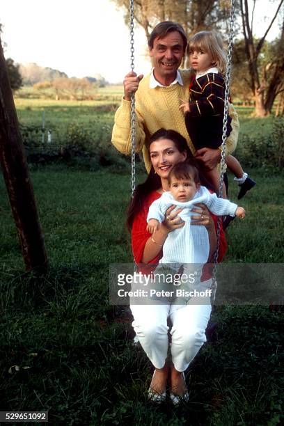 Maria Antonia Petzold mit Baby Natali Petzold, Ehemann Holger Petzold mit Tochter Alexandra Petzold, Homestory am in einem Dorf bei M��nchen,...