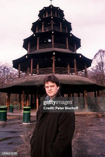 Axel Malzacher, Bummel durch seine Heimatstadt am im Englischen Garten in M��nchen, Deutschland.