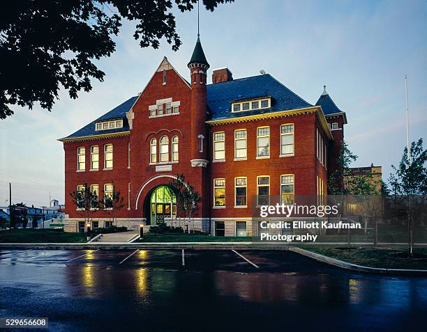 old elementary school in central pennsylvania - school building exterior stock-fotos und bilder