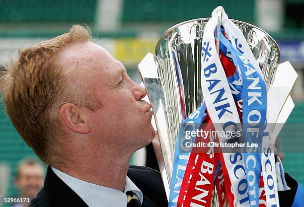 Manager Alex McLeish of Rangers kisses the Scottish Premier League trophy after the Bank of Scotland Scottish Premier League match between Hibernian...
