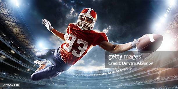 football player catches a ball - touchdown catch stock pictures, royalty-free photos & images