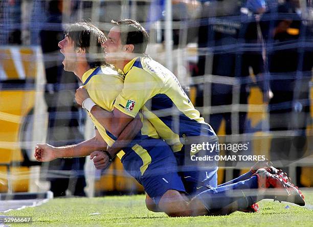 Cluadio "El Piojo" Lopez de America festeja con su companero Aaron Padilla el tercer gol ante Cruz Azul durante el juego semifinal de la liguilla del...