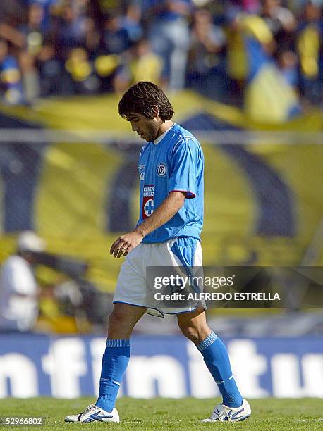 El delantero argentino Cesar Delgado de Cruz Azul, muestra su desconsuelo al finalizar el partido contra America por semifinales de la liguilla del...