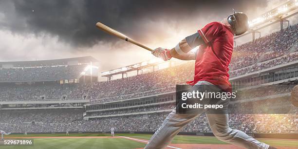 jogador de futebol bate bola durante jogos em ao ar livre estádio de beisebol - batting imagens e fotografias de stock