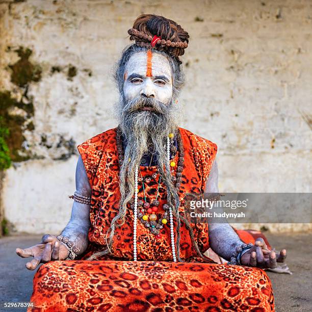 blanc sadhu-indien holyman assis dans le temple - gourou photos et images de collection