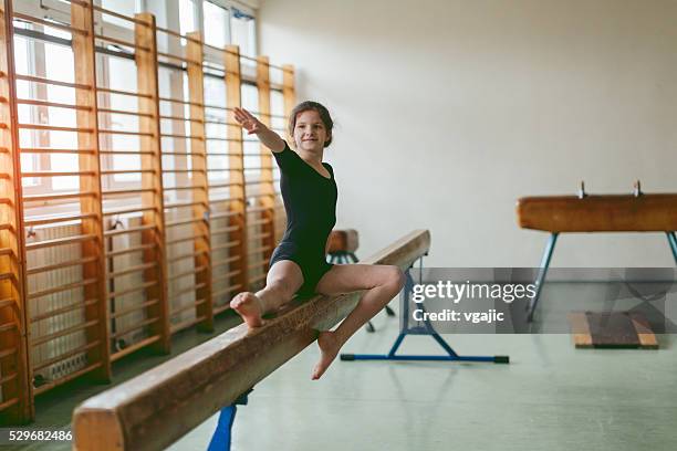 fille de pratiquer la gymnastique. - poutre photos et images de collection