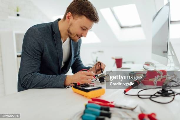Computer Test Man Track Desktop Multimeter Photos and Premium High Res Pictures - Getty Images