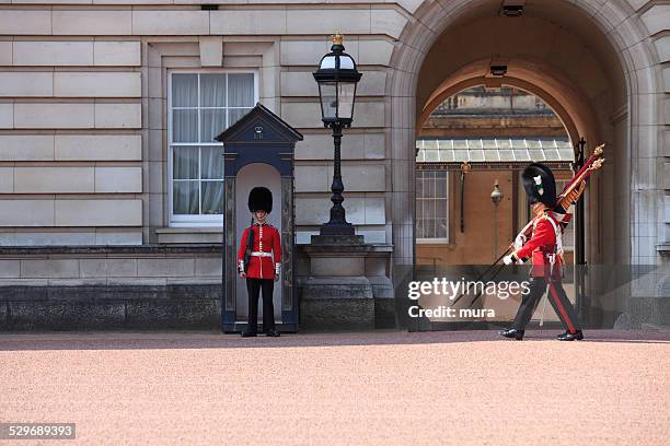 ändern der wachen am buckingham palace - honour guard stock-fotos und bilder