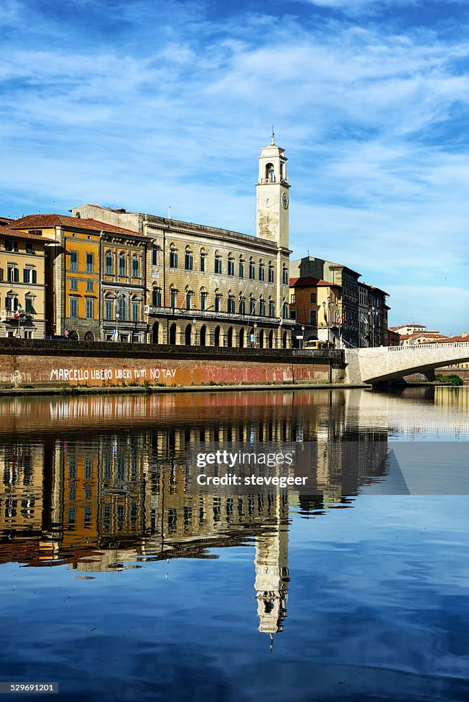 Alte Gebäude am Ufer des Flusses Arno, Pisa