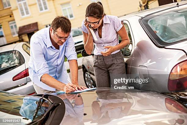 drivers fill out an accident report - verkeersongeluk stockfoto's en -beelden