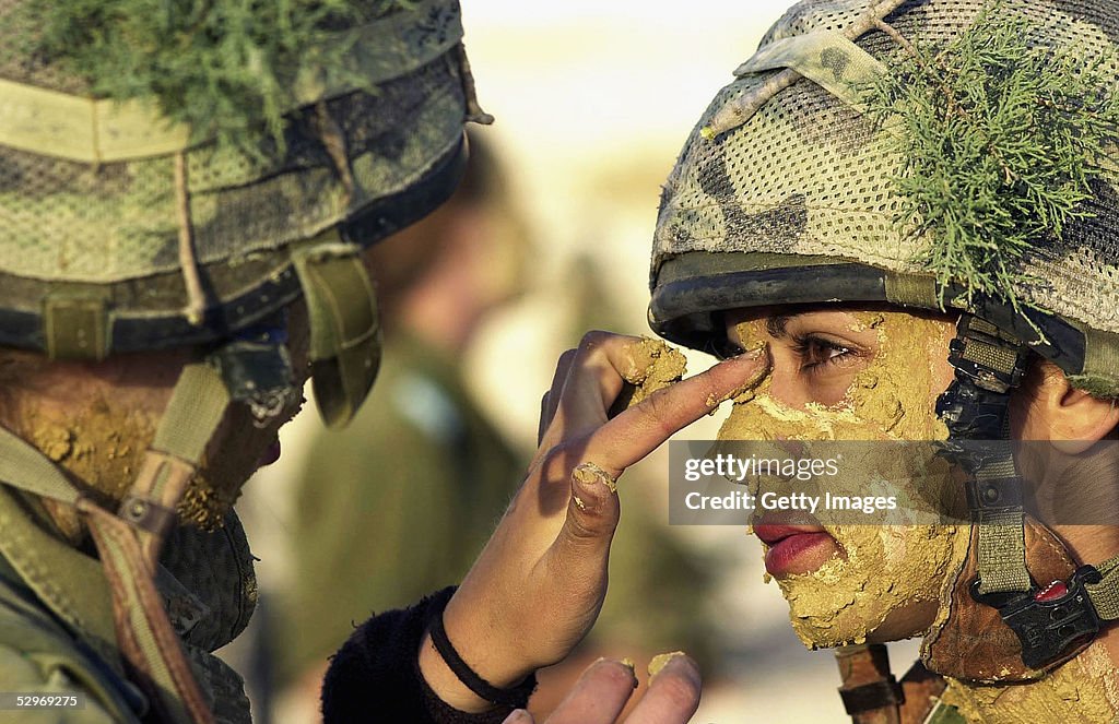 Israeli Women Soldiers Taught The Art Of Camouflage